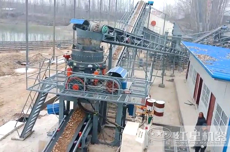 鵝卵石圓錐破碎機工作現場圖片