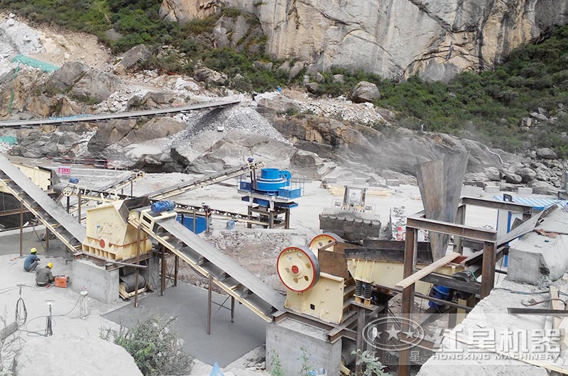 顎式破碎機(jī)、反擊破碎機(jī)、制沙機(jī)三機(jī)制沙現(xiàn)場(chǎng)